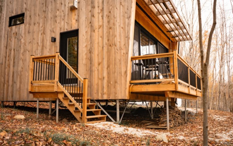 Maison moderne en bois sur pieux vissés